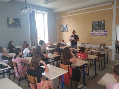 Collège Chavagnes, Loudun - le Directeur félicite les participants au concours