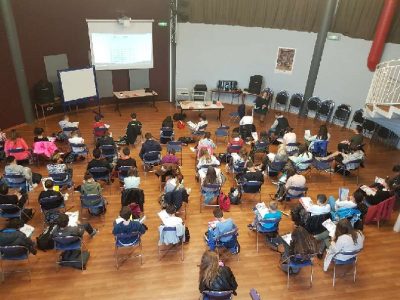 comment passer le concours dans une salle de conférence silencieuse , spacieuse et illuminée par le soleil du Sud!Collège de St Jeannet avec le Baou en face, montagne à escalader pour nos élèves sportifs.