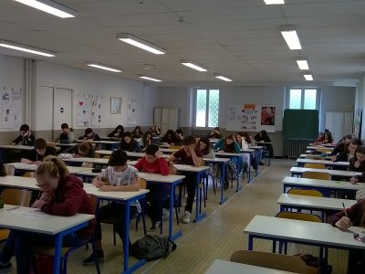 Des élèves de 4ème très concentrés pour le concours Big Challenge!