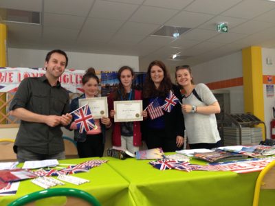 Remise des prix du Big Challenge par les professeurs d'anglais du Cours Secondaire d'Orsay (91) : une belle occasion pour manger des scones et boire du thé !