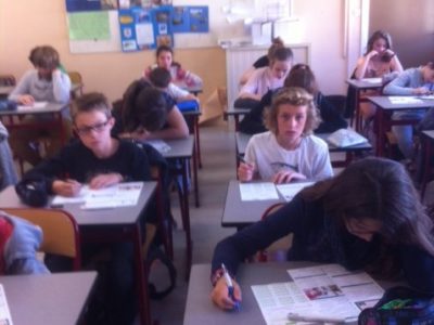 Installation des cadeaux par les élèves de 5ème1 en attendant la remise de prix aux 10 premiers de chaque niveau, organisée pendant la récréation. Collège Louis Aragon, 38090 Villefontaine.