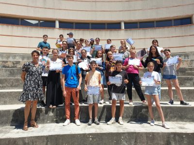 Collège du Girbet, SAVERDUN (09).  Les candidats heureux d'être récompensés accompagnés de leur professeur Mme Riaboff.