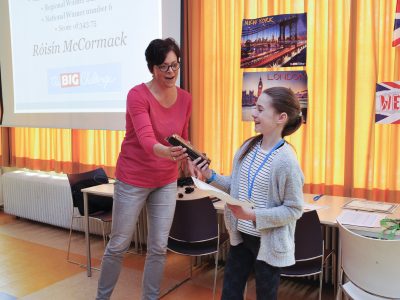 Roisin from Van Maerlantlyceum Eindhoven receives her prize! Congratulations!