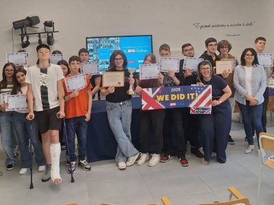 IIS ENZO FERRARI, CHIARAVALLE C.LE (CZ) Dall’Aula al Podio: Il Ferrari conquista il “Big Challenge 2025”

L’IIS Enzo Ferrari di Chiaravalle Centrale conferma la sua costante ricerca della qualità nella didattica, grazie agli straordinari risultati ottenuti al concorso nazionale di lingua inglese “The Big Challenge”, rivolto alle classi prime dell'istituto. Il contest, che ha coinvolto oltre 20.000 studenti in tutta Italia, è un’iniziativa educativa volta a promuovere l’apprendimento della lingua inglese attraverso una sfida coinvolgente e motivante, basata su grammatica, cultura e pronuncia.
A distinguersi su scala nazionale è stato Gerardo Seminaroti, studente della classe prima del Liceo Linguistico, che ha conquistato il primo posto in Italia, su 661 concorrenti nella sua categoria. Accanto a questo straordinario traguardo, anche altri studenti dell’Istituto si sono distinti per gli ottimi punteggi raggiunti. In particolare, Giuseppe Teti, frequentante la classe prima del Liceo Scientifico, ha ottenuto il quinto posto a livello nazionale e secondo regionale.
La cerimonia di premiazione si è svolta alla presenza del dirigente scolastico, prof. Fabio Guarna. La sua partecipazione attiva e il costante supporto agli studenti hanno rappresentato un forte segnale di attenzione e valorizzazione del merito, in un clima sereno e partecipato. Al suo fianco, guidate dalla referente del progetto, prof.ssa Teresa Platì, le docenti di lingua inglese che hanno accompagnato gli studenti nella preparazione alla prova, svoltasi lo scorso 10 marzo.
A Gerardo e Giuseppe è stato inoltre conferito il prestigioso Gold Certificate, riservato ai migliori classificati. I risultati ottenuti confermano la forte motivazione degli alunni, un successo che va oltre la classifica, diventando testimonianza concreta di una scuola che crede nel valore dell’istruzione e lo coltiva ogni giorno.