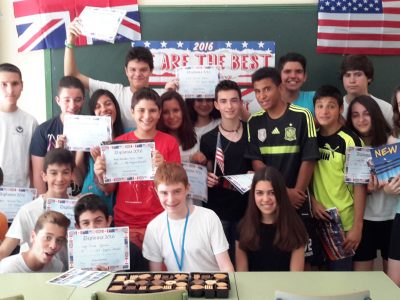 Students from IES Gregorio Marañón celebrating : "Ganadores de 3°ESO...y con galletas"!