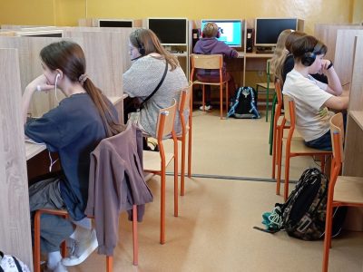 Pełne skupienie na konkursie w Szkole Podstawowej nr 109 w Krakowie