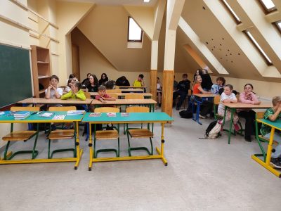 Oczekiwanie na Akademię rozdania nagród i zdjęcie uczestników z certyfikatami. Szkoła Podstawowa nr 1 im. P.Stalmacha w Wiśle