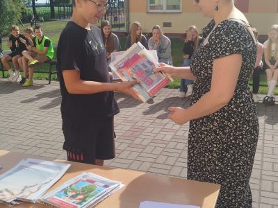 ROZSTRZYGNIĘCIE KONKURSU Z JĘZYKA ANGIELSKIEGO „THE BIG CHALLENGE”

14 czerwca rozstrzygnięty został ogólnopolski konkurs języka angielskiego „ The Big Challenge”. W naszej szkole w konkursie udział wzięło 30 uczniów, którzy przystąpili do internetowego testu podzielonego na 4 poziomy trudności.Wszyscy uczestnicy otrzymali pamiątkowy dyplom, plakat oraz różne nagrody rzeczowe.