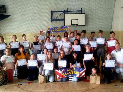 10 czerwca w Szkole Podstawowej im. ks. kard. Stefana Wyszyńskiego w Borzyminie rozstrzygnięty został ogólnopolski konkurs języka angielskiego „The Big Challenge”. W naszej szkole w konkursie udział wzięło 35 uczniów, którzy przystąpili do internetowego testu podzielonego na 4 poziomy trudności. Wśród uczestników wyłoniono 4 najwyższe wyniki:
G. C...a kl. VII (Lvl 3) – 27 miejsce w województwie(na 647), 357 w kraju (na 7 172)
A. R...a kl. VI (Lvl 2) – 49 miejsce w województwie(na 418), 692 w kraju (na 7 090)
L. B...a kl.VII (lvl 3) - 61 miejsce w województwie(na 647), 897 w kraju (na 7 172)
S. K...h kl.VIII (lvl 4) – 162 miejsce w województwie(na 358), 2682 w kraju (na 6 411)
Wszyscy uczestnicy otrzymali pamiątkowy dyplom, plakat oraz różne nagrody rzeczowe. Konkurs był koordynowany przez nauczyciela języka angielskiego - p. Agnieszkę D...ą. Serdecznie gratulujemy naszym uczniom i życzymy dalszych sukcesów w kolejnym roku szkolnym !